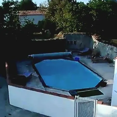 La Maison Du Puits, Son Gite, Et Sa Piscine * Villeneuve-la-Comtesse