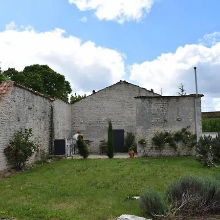 La Maison Du Puits, Son Gite, Et Sa Piscine 度假居 Villeneuve-la-Comtesse