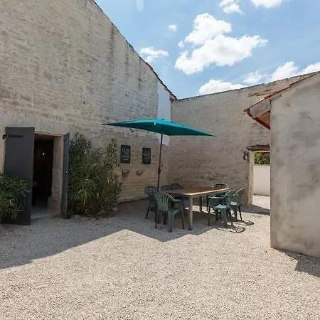 度假居 La Maison Du Puits, Son Gite, Et Sa Piscine Villeneuve-la-Comtesse