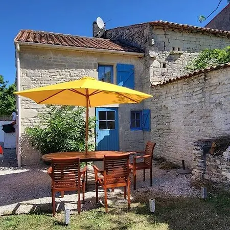 La Maison Du Puits, Son Gite, Et Sa Piscine Villeneuve-la-Comtesse